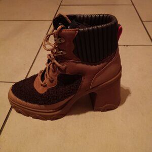 LIKE NEW SOREL WOMEN'S SIZE 8.5 BOOTS